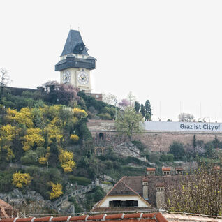 Bild zeigt Ausblick auf den Grazer Schlossberg mit Uhrturm.